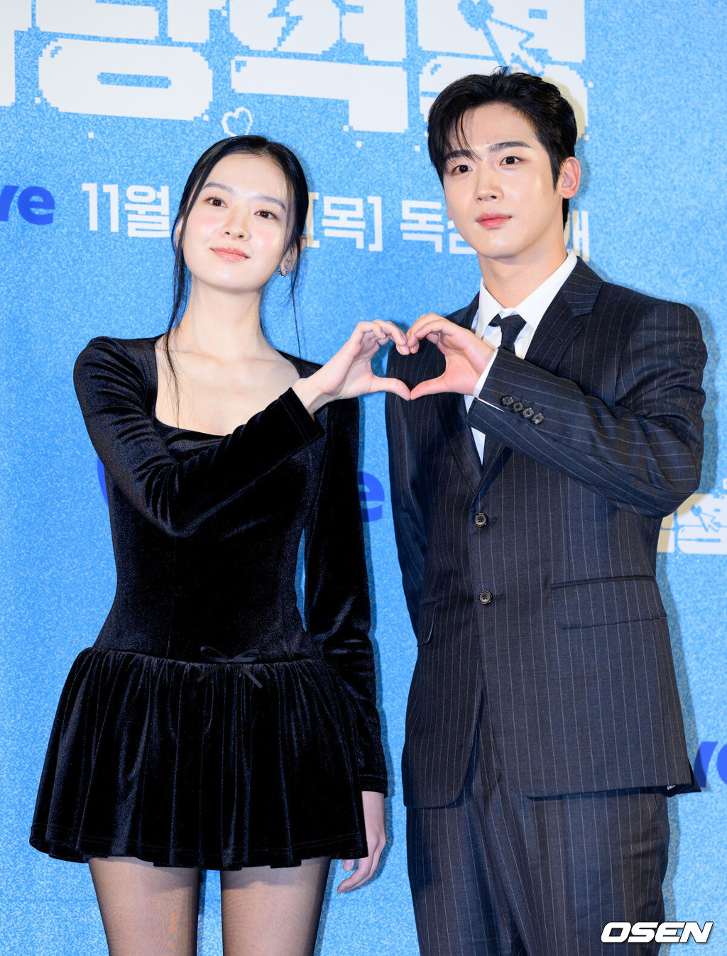 11일 오전 서울 마포구 스탠포드 호텔 서울에서 웨이브 오리지널 '제4차 사랑혁명' 제작발표회가 열렸다.‘제4차 사랑혁명’은 모태솔로 공대생 주연산과 백만 인플루언서 강민학(김요한 분)이 무근본 학과 통폐합으로 동기가 되며 벌어지는 이야기로 13일 오전 11시 웨이브에서 첫 공개되며 일본, 홍콩, 중국, 러시아 등 해외 96개국에서 주요 OTT플랫폼을 통해 동시 방영된다.배우 황보름별, 김요한이 포토타임을 가지고 있다. 2025.11.11 /sunday@osen.co.kr