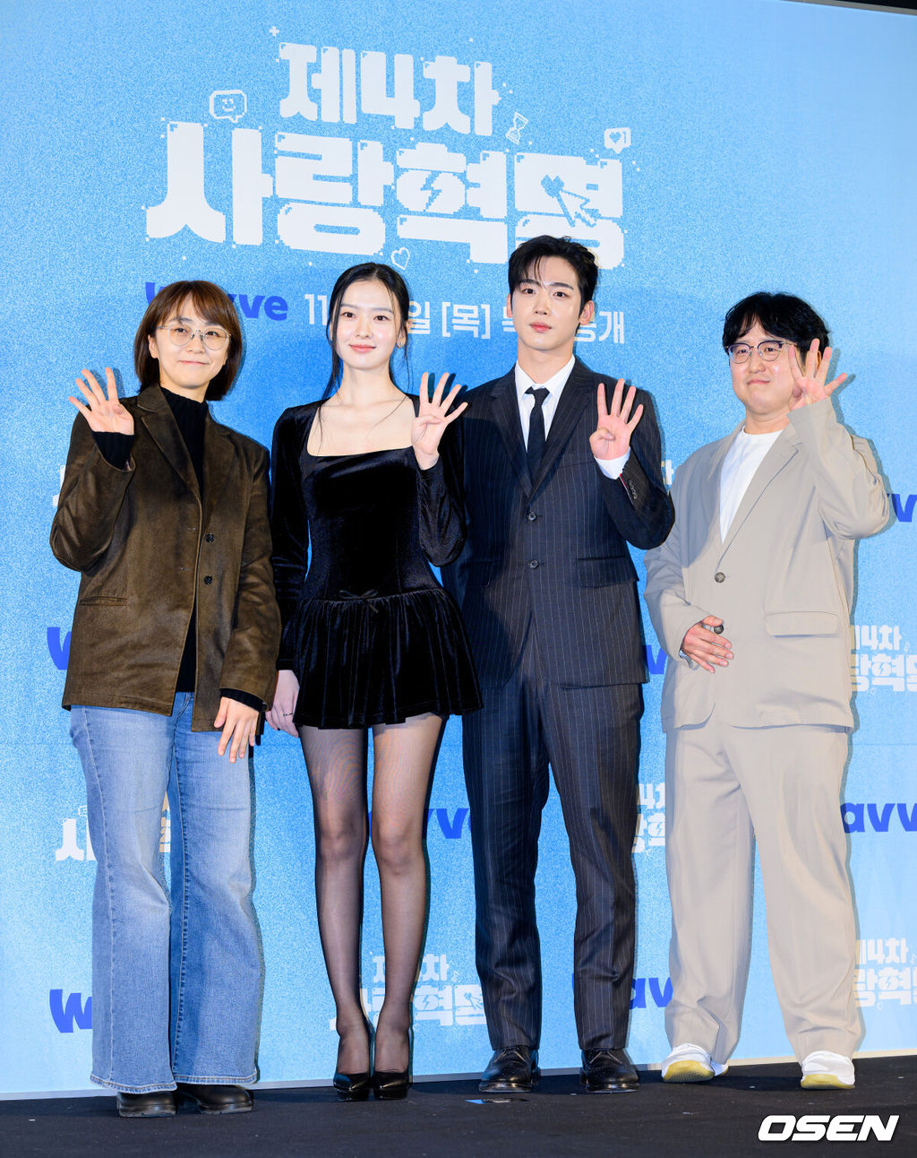 11일 오전 서울 마포구 스탠포드 호텔 서울에서 웨이브 오리지널 '제4차 사랑혁명' 제작발표회가 열렸다.‘제4차 사랑혁명’은 모태솔로 공대생 주연산과 백만 인플루언서 강민학(김요한 분)이 무근본 학과 통폐합으로 동기가 되며 벌어지는 이야기로 13일 오전 11시 웨이브에서 첫 공개되며 일본, 홍콩, 중국, 러시아 등 해외 96개국에서 주요 OTT플랫폼을 통해 동시 방영된다.한인미 감독, 배우 황보름별, 김요한, 윤성호 감독이 포토타임을 가지고 있다. 2025.11.11 /sunday@osen.co.kr