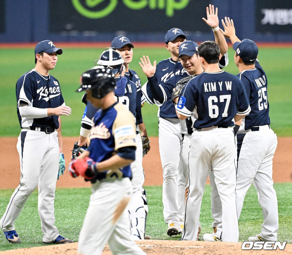 류지현 감독이 이끄는 한국 대표팀이 체코 대표팀과 평가전을 2연승으로 마쳤다. 한국 대표팀은 9일 서울 고척스카이돔에서 열린 ‘2025 NAVER K-BASEBALL SERIES’ 체코와 2번째 평가전에서 장단 17안타를 터뜨리며 11-1로 승리했다.경기를 마치고 한국 대표팀 선수들이 마운드에 모여서 승리의 기쁨을 나누고 있다. 2025.11.09 / rumi@osen.co.kr