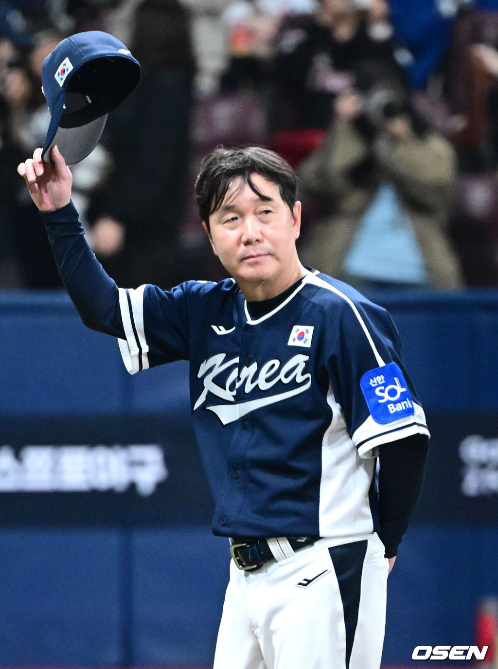 류지현 감독이 이끄는 한국 대표팀이 체코 대표팀과 평가전을 2연승으로 마쳤다. 한국 대표팀은 9일 서울 고척스카이돔에서 열린 ‘2025 NAVER K-BASEBALL SERIES’ 체코와 2번째 평가전에서 장단 17안타를 터뜨리며 11-1로 승리했다.경기를 마치고 승리한 한국 류지현 감독이 팬들에게 인사를 전하고 있다. 2025.11.09 / dreamer@osen.co.kr
