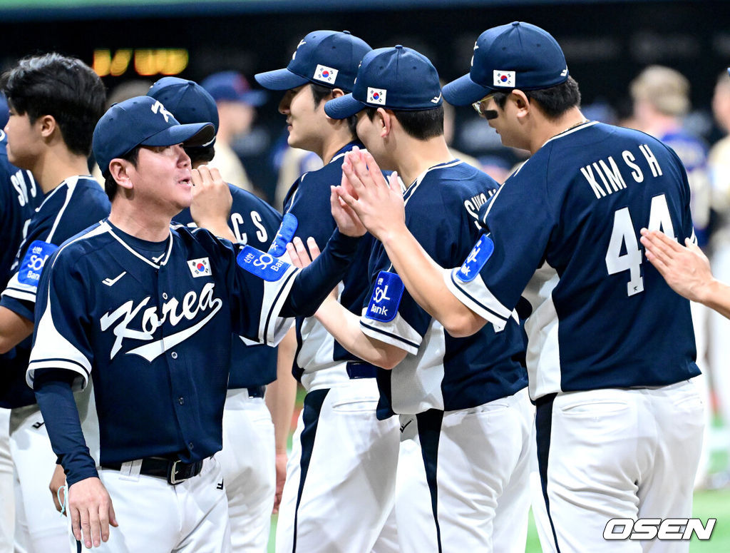 류지현 감독이 이끄는 한국 대표팀이 체코 대표팀과 평가전을 2연승으로 마쳤다. 한국 대표팀은 9일 서울 고척스카이돔에서 열린 ‘2025 NAVER K-BASEBALL SERIES’ 체코와 2번째 평가전에서 장단 17안타를 터뜨리며 11-1로 승리했다.경기를 마치고 한국 류지현 감독과 김서현을 비롯한 선수들이 인사를 나누고 있다. 2025.11.09 / dreamer@osen.co.kr