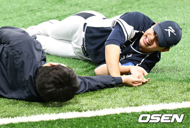 [OSEN=고척, 조은정 기자]류지현 감독이 이끄는 야구 대표팀이 5일 고척스카이돔에서 훈련을 진행했다.대표팀은 오는 8일과 9일 고척스카이돔에서 열리는 2025 K-베이스볼 시리즈 체코 대표팀과의 2경기를 시작으로 15일과 16일 양일에 걸쳐 도쿄돔에서 일본 대표팀과 2경기를 치른다. 야구대표팀 문동주가 몸을 풀고 있다. 2025.11.05 /cej@osen.co.kr