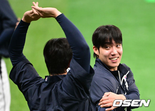 [OSEN=고척, 조은정 기자]류지현 감독이 이끄는 야구 대표팀이 7일 고척스카이돔에서 훈련을 진행했다.대표팀은 오는 8일과 9일 고척스카이돔에서 열리는 2025 K-베이스볼 시리즈 체코 대표팀과의 2경기를 시작으로 15일과 16일 양일에 걸쳐 도쿄돔에서 일본 대표팀과 2경기를 치른다. 야구 대표팀 원태인이 몸을 풀고 있다. 2025.11.07 /cej@osen.co.kr