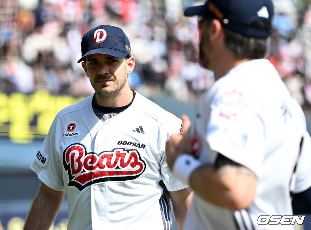 26일 오후 서울 잠실야구장에서 2025 신한 SOL Bank KBO리그 두산 베어스와 롯데 자이언츠의 경기가 열렸다.두산은 잭로그, 롯데는 나균안을 선발 투수로 내세웠다.4회초 공수교대 때 두산 잭로그가 케이브의 엄지척에 미소짓고 있다. 2025.04.26 /sunday@osen.co.kr