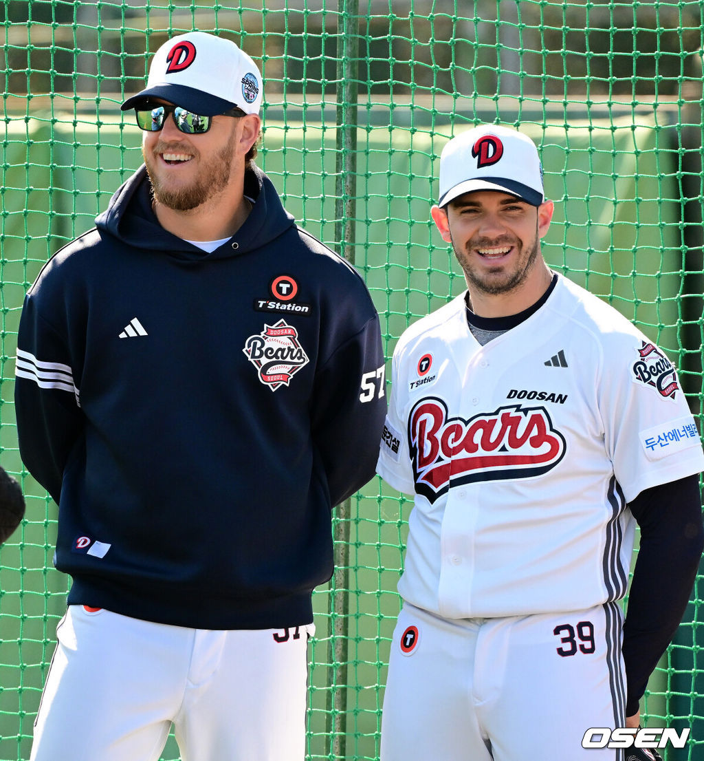25일 일본 미야자키 히나타 히무카 스타디움에서 두산 베어스 2차 스프링캠프 훈련이 진행됐다. 두산은 이날 팀 훈련으로 전열을 정비한 뒤 26일 세이부 라이온스와 스프링캠프 4번째 연습경기를 갖는다. 두산 콜 어빈, 잭 로그가 미소를 짓고 있다. 2025.02.25 /jpnews@osen.co.kr