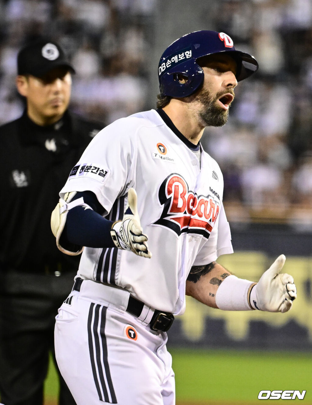 28일 오후 서울 잠실구장에서 ‘2025 신한 SOL Bank KBO리그’ 두산 베어스와 삼성 라이온즈의 경기가 열렸다.두산은 최민석, 삼성은 최원태를 선발로 내세웠다.2회말 2사 1루 두산 케이브가 투런 홈런을 날린 뒤 베이스를 돌고 있다. 2025.08.28 /cej@osen.co.kr