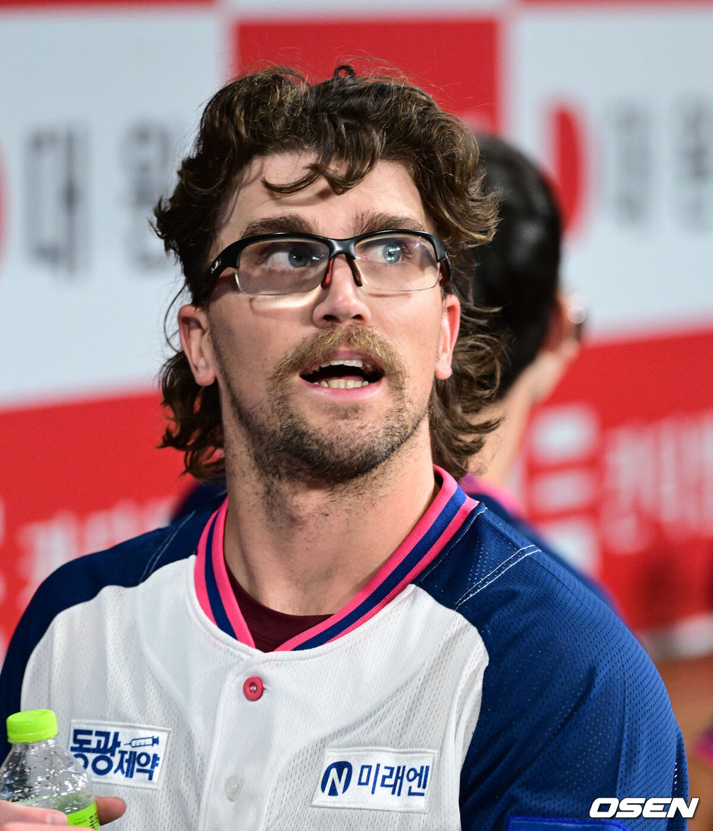 5일 서울 고척스카이돔에서 ‘2025 신한 SOL Bank KBO리그’ 키움 히어로즈와 한화 이글스의 경기가 열렸다.홈팀 키움은 라클란 웰스, 방문팀 한화는 류현진을 선발로 내세웠다. 1회초 한화 공격을 삼자범퇴로 막아낸 키움 선발 웰스가 더그아웃에서 전광판을 바라보고 있다. 2025.07.05 / dreamer@osen.co.kr