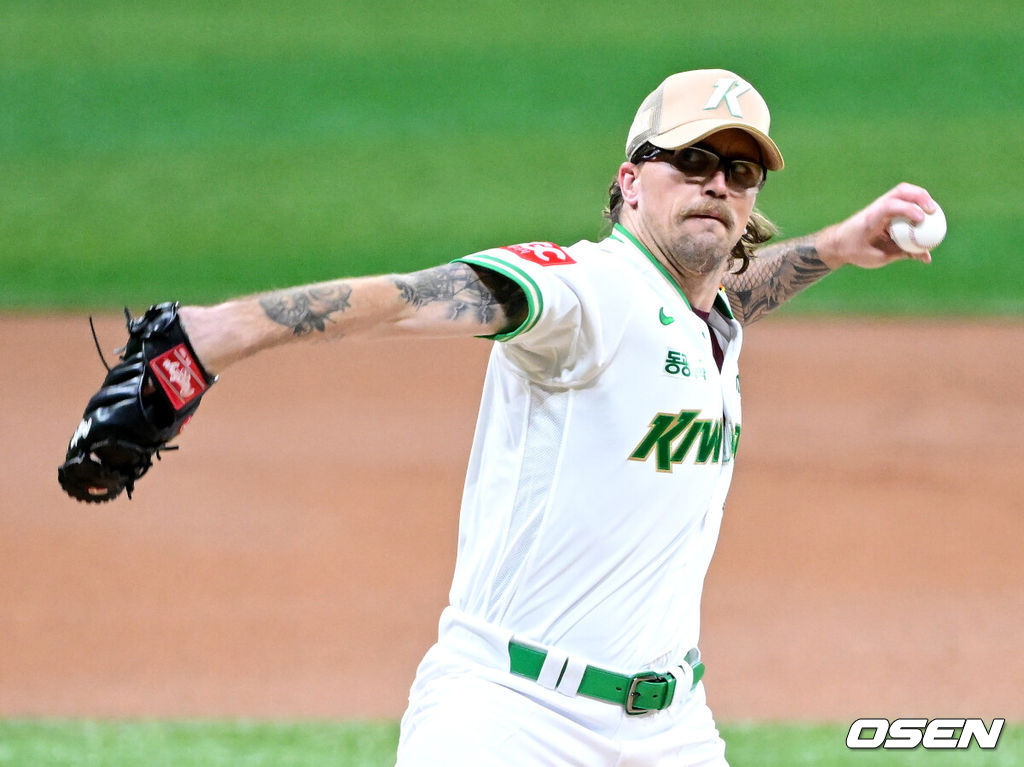 22일 오후 서울 고척스카이돔에서 ‘2025 신한 SOL Bank KBO리그’ 키움 히어로즈와 롯데 자이언츠의 경기가 열렸다. 홈팀 키움은 라클란 웰스, 방문팀 롯데는 나균안을 선발로 내세웠다. 1회초 키움 선발 라클란 웰스가 힘차게 공을 뿌리고 있다. 2025.07.22 / dreamer@osen.co.kr