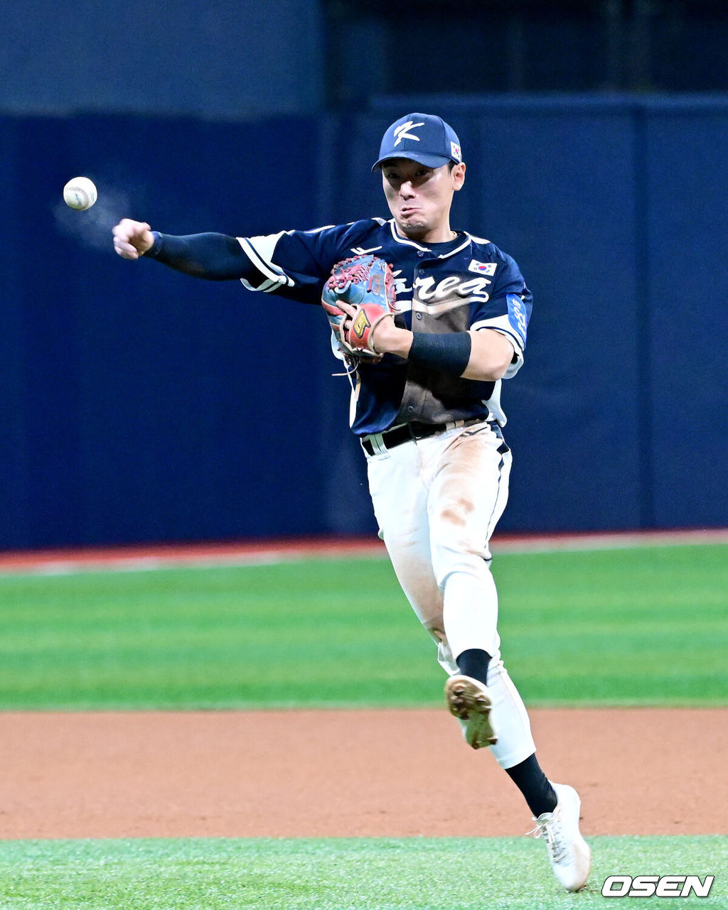 9일 서울 구로구 고척스카이돔에서 ‘2025 NAVER K-BASEBALL SERIES’ 대한민국 야구 대표팀과 체코 야구 대표팀의 평가전이 열렸다.한국은 9일 2025 K-베이스볼 시리즈 체코 대표팀과의 경기에 이어 오는 15일과 16일 양일에 걸쳐 도쿄돔에서 일본 대표팀과 2경기를 치른다. 1회말 1사 1사 주자없는 상황 체코 에스칼라의 땅볼 타구를 잡은 한국 2루수 신민재가 1루로 송구하고 있다. 2025.11.09 / dreamer@osen.co.kr