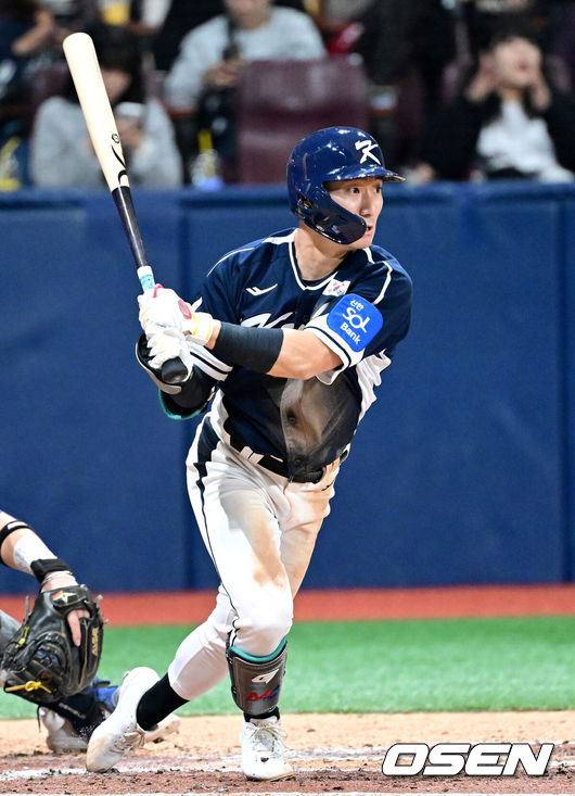 [OSEN=고척, 최규한 기자] 9일 서울 구로구 고척스카이돔에서 ‘2025 NAVER K-BASEBALL SERIES’ 대한민국 야구 대표팀과 체코 야구 대표팀의 평가전이 열렸다.한국은 9일 2025 K-베이스볼 시리즈 체코 대표팀과의 경기에 이어 오는 15일과 16일 양일에 걸쳐 도쿄돔에서 일본 대표팀과 2경기를 치른다. 4회초 2사 1, 3루 상황 한국 신민재가 달아나는 1타점 적시타를 날리고 있다. 2025.11.09 / dreamer@osen.co.kr