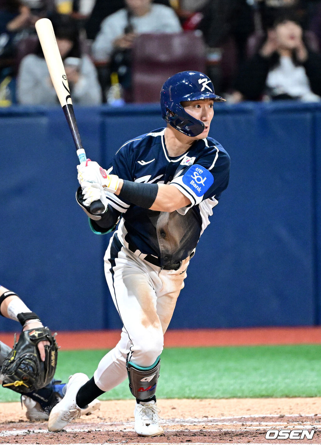 9일 서울 구로구 고척스카이돔에서 ‘2025 NAVER K-BASEBALL SERIES’ 대한민국 야구 대표팀과 체코 야구 대표팀의 평가전이 열렸다.한국은 9일 2025 K-베이스볼 시리즈 체코 대표팀과의 경기에 이어 오는 15일과 16일 양일에 걸쳐 도쿄돔에서 일본 대표팀과 2경기를 치른다. 4회초 2사 1, 3루 상황 한국 신민재가 달아나는 1타점 적시타를 날리고 있다. 2025.11.09 / dreamer@osen.co.kr
