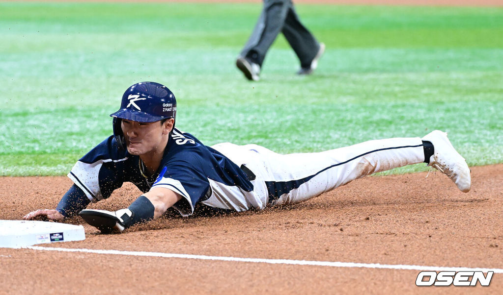 9일 서울 구로구 고척스카이돔에서 ‘2025 NAVER K-BASEBALL SERIES’ 대한민국 야구 대표팀과 체코 야구 대표팀의 평가전이 열렸다.한국은 9일 2025 K-베이스볼 시리즈 체코 대표팀과의 경기에 이어 오는 15일과 16일 양일에 걸쳐 도쿄돔에서 일본 대표팀과 2경기를 치른다. 1회초 무사 1루 상황 한국 안현민의 내야 뜬공 때 주자 신민재가 1루로 귀루하고 있다. 2025.11.09 / dreamer@osen.co.kr