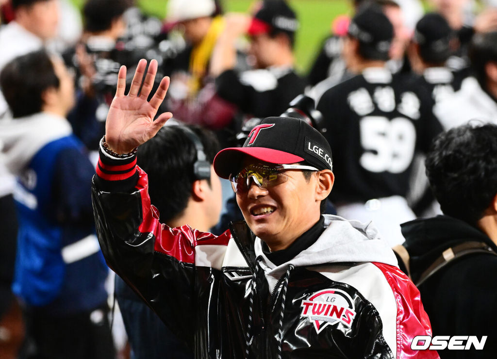 프로야구 LG 트윈스는 31일 대전 한화생명볼파크에서 열린 2025 신한 SOL뱅크 KBO 한국시리즈(7전 4선승제) 한화 이글스와의 5차전에서 4-1로 승리했다. 정규시즌 1위 LG는 시리즈 전적 4승 1패로 통합우승 금자탑을 쌓았다. LG의 통합우승은 1990년, 1994년, 2023년에 이은 통산 4번째로, 염경엽 감독은 2023년 부임 후 3년 사이 팀을 두 차례나 정상에 올려놓는 위대한 업적을 달성했다. 2023년 1위, 2024년 3위, 2025년 1위로 KBO리그에 트윈스 왕조 시대를 활짝 열었다. LG 염경엽 감독이 팬들에게 인사를 하고 있다. 2025.10.31 /jpnews@osen.co.kr