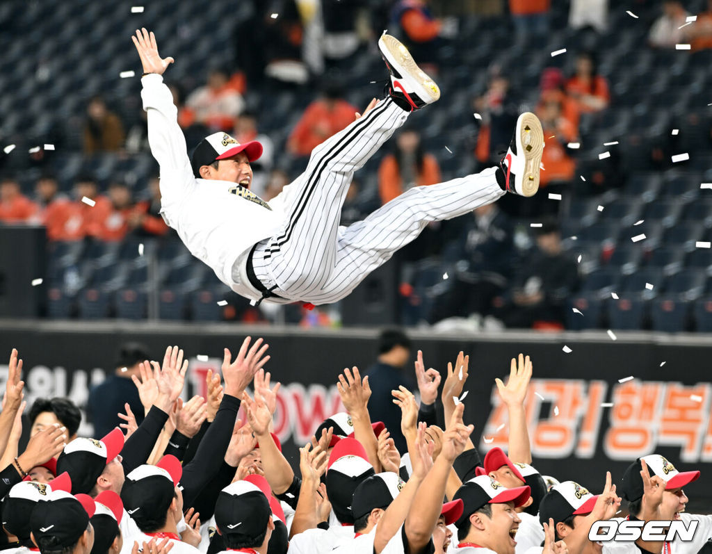 프로야구 LG 트윈스는 31일 대전 한화생명볼파크에서 열린 2025 신한 SOL뱅크 KBO 한국시리즈(7전 4선승제) 한화 이글스와의 5차전에서 4-1로 승리했다.정규시즌 1위 LG는 시리즈 전적 4승 1패로 통합우승 금자탑을 쌓았다. LG의 통합우승은 1990년, 1994년, 2023년에 이은 통산 4번째로, 염경엽 감독은 2023년 부임 후 3년 사이 팀을 두 차례나 정상에 올려놓는 위대한 업적을 달성했다. 2023년 1위, 2024년 3위, 2025년 1위로 KBO리그에 트윈스 왕조 시대를 활짝 열었다. LG 염경엽 감독이 헹가래를 받고 있다.  2025.10.31/spjj@osen.co.kr