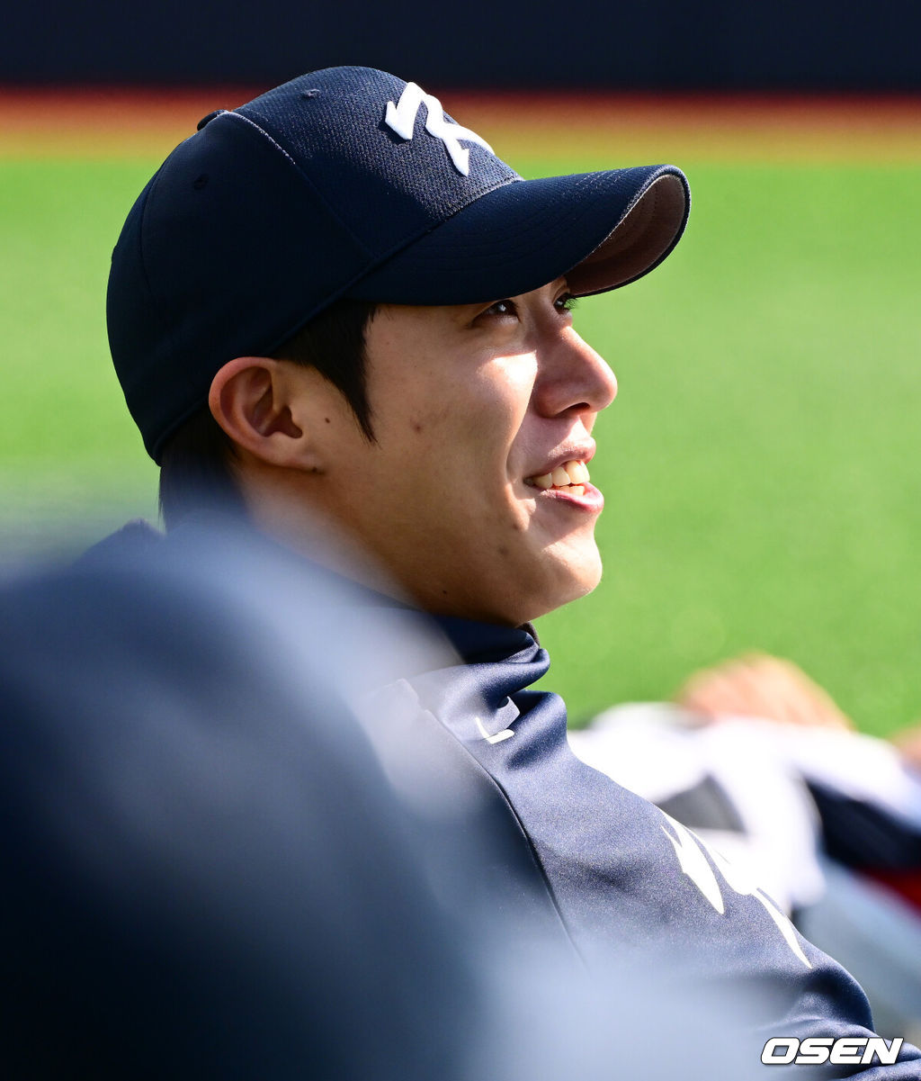 류지현 감독이 이끄는 야구대표팀이 2일 고양국가대표야구훈련장에서 소집, 첫 훈련을 진행했다.대표팀은 2일과 3일 고양국가대표야구훈련장에서 훈련을 진행하며, 4일부터는 서울 고척스카이돔으로 장소를 옮겨 12일 출국 전까지 훈련한다. 2025 NAVER K-BASEBALL SERIES는 오는 8일과 9일 고척스카이돔에서 열리는 체코 대표팀과의 2경기로 시작되며 15일과 16일 양일에 걸쳐 도쿄돔에서 일본 대표팀과의 2경기가 예정되어 있다.  야구대표팀 원태인이 훈련을 하며 미소짓고 있다. 2025.11.02 /jpnews@osen.co.kr