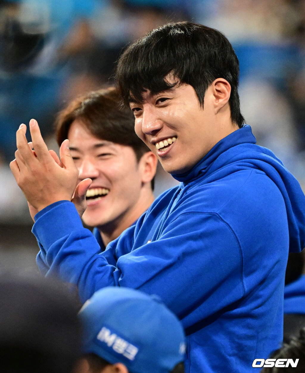 22일 대구 삼성라이온즈파크에서 2025 신한 SOL Bank KBO리그 포스트시즌 플레이오프 4차전 삼성 라이온즈와 한화 이글스의 경기가 열렸다.홈팀 삼성은 원태인, 방문팀 한화는 정우주를 선발로 내세웠다.9회초 삼성 원태인이 경기를 지켜보고 있다. 2025.10.22 /cej@osen.co.kr