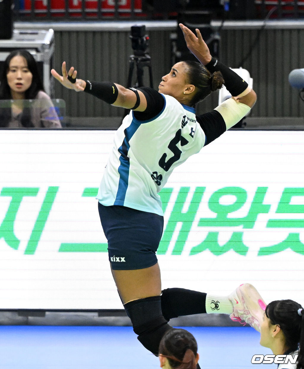 GS칼텍스는 11일 수원 실내체육관에서 열린 현대건설과의 진에어 2025~26 V리그 여자부 1라운드 홈경기에서 세트 스코어 3-2(25-25, 27-25, 18-25, 25-18, 15-13)로 승리했다. 주포 실바가 홀로 49득점을 기록하며 공격을 이끌었다. GS칼텍스 실바가 공격을 시도하고 있다. 2025.11.11 /sunday@osen.co.kr