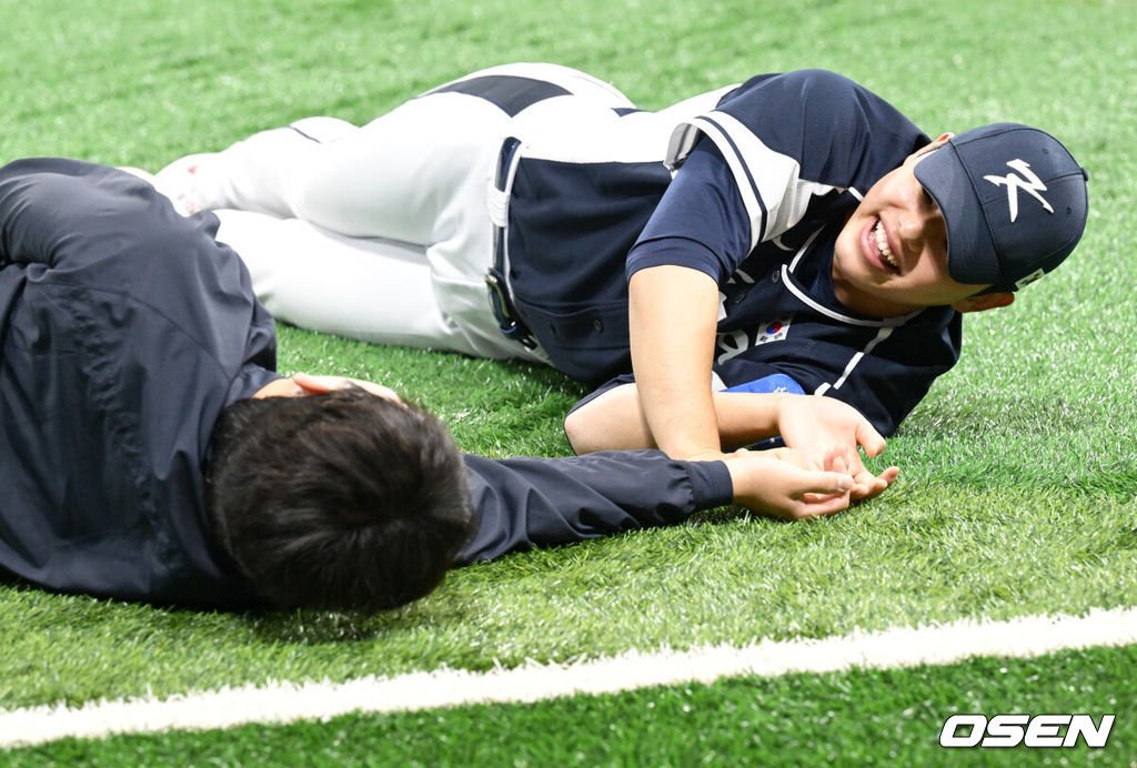 류지현 감독이 이끄는 야구 대표팀이 5일 고척스카이돔에서 훈련을 진행했다.대표팀은 오는 8일과 9일 고척스카이돔에서 열리는 2025 K-베이스볼 시리즈 체코 대표팀과의 2경기를 시작으로 15일과 16일 양일에 걸쳐 도쿄돔에서 일본 대표팀과 2경기를 치른다. 야구대표팀 문동주가 몸을 풀고 있다. 2025.11.05 /cej@osen.co.kr