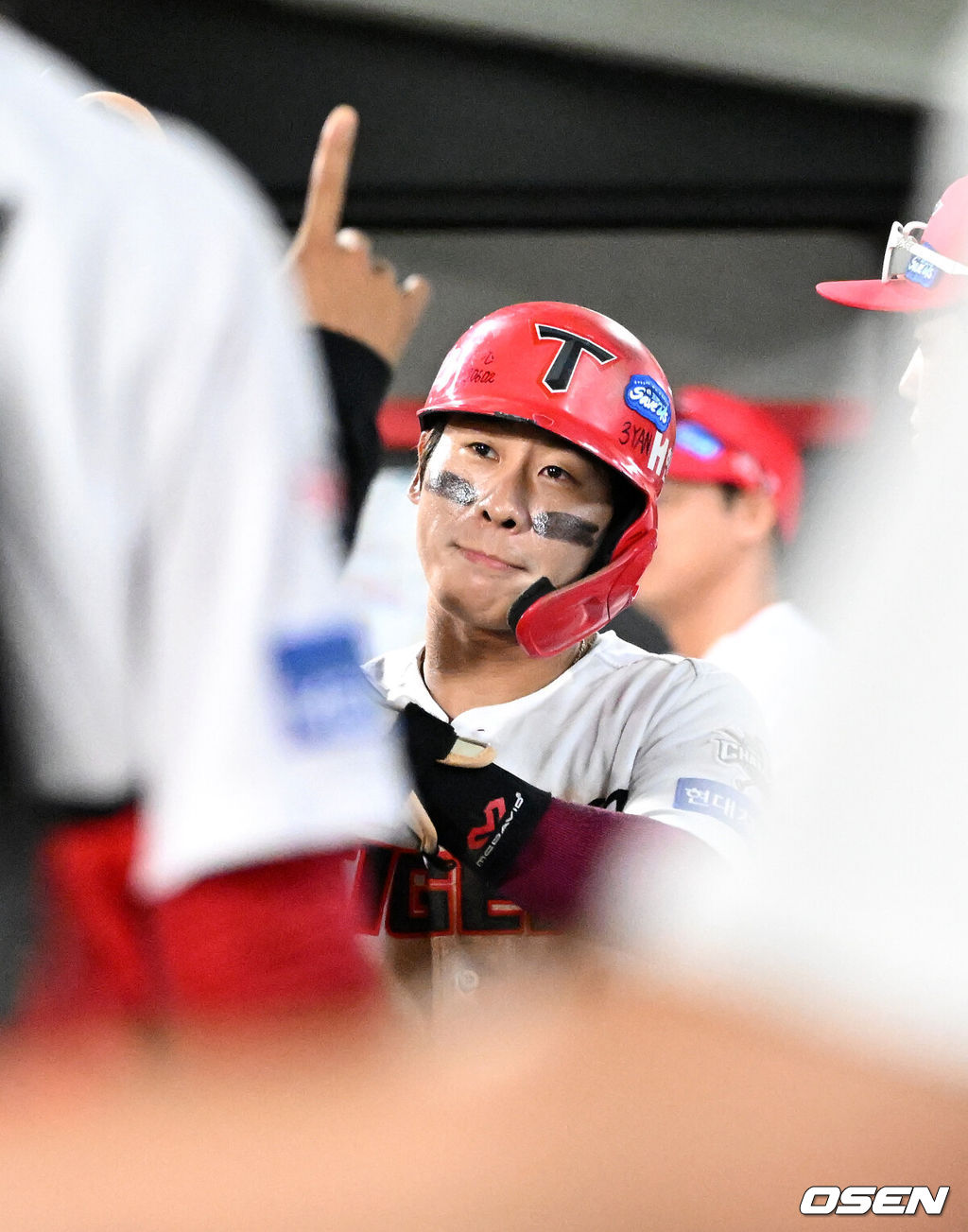 10일 오후 광주-기아 챔피언스필드에서 2025 신한 SOL Bank KBO리그 KIA 타이거즈와 삼성 라이온즈의 경기가 열렸다.KIA는 네일, 삼성은 가라비토를 선발 투수로 내세웠다.8회말 1사 3루에서 KIA 김선빈의 적시타 때 홈을 밟은 박찬호가 더그아웃에서 환호하고 있다. 2025.09.10 /sunday@osen.co.kr