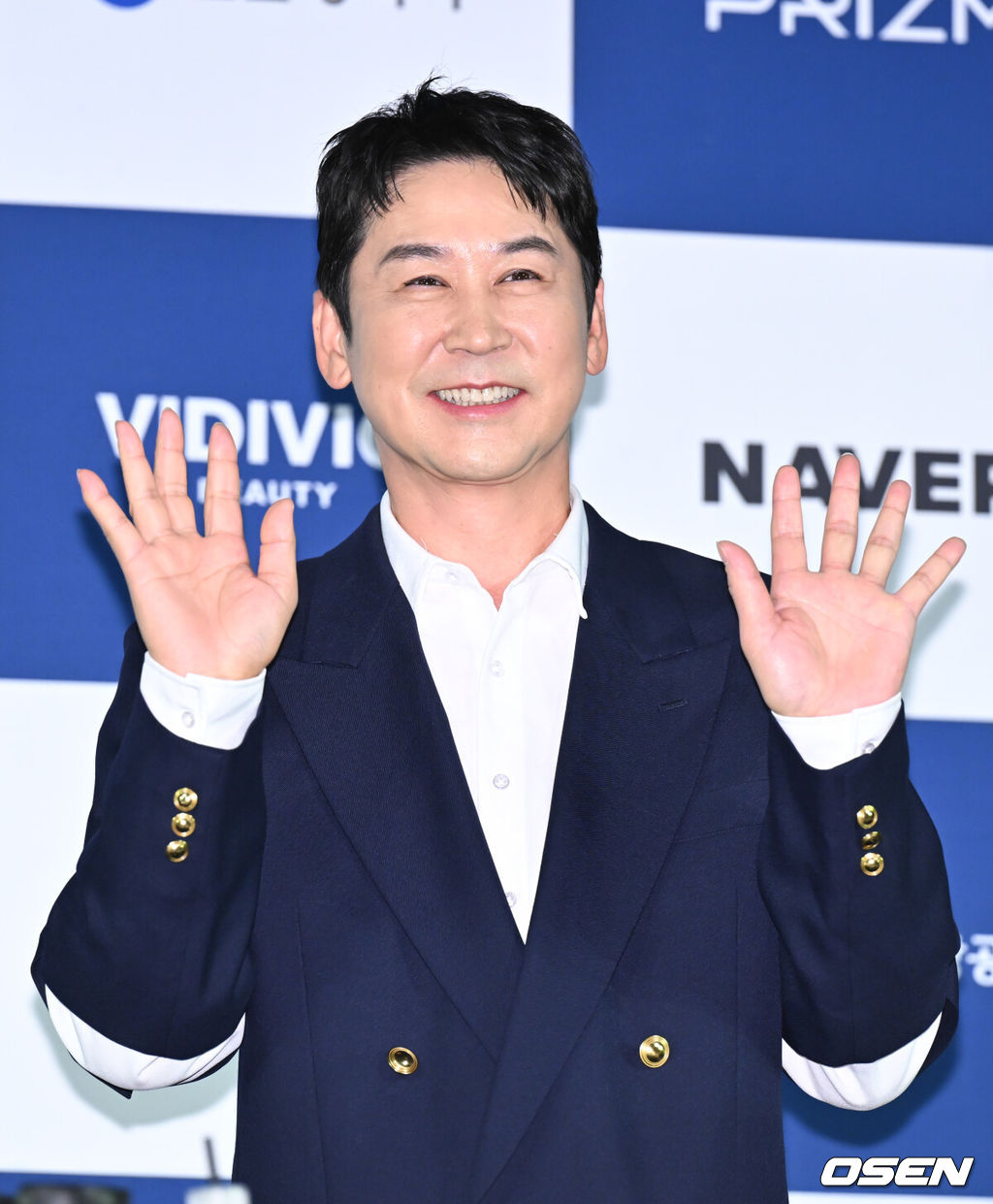 청룡시리즈어워즈 핸드프리팅 행사가 25일 오전 서울 영등포구 CGV 여의도에서 열렸다.이날 행사에는 이번 행사에는 2024년 7월에 열린 제3회 청룡시리즈어워즈 드라마 부문 수상자 임시완, 박보영, 안재홍, 금해나, 이정하, 고윤정과 예능 부문 수상자 신동엽, 장도연, 곽준빈, 윤가이가 참석했다.방송인 신동엽이 포즈를 취하고 있다. 2025.06.25 /cej@osen.co.kr