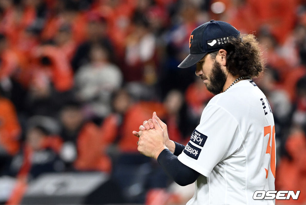 29일 대전 한화생명볼파크에서 2025 신한 SOL Bank KBO리그  한국시리즈 3차전 한화 이글스와 LG 트윈스의 경기가 열렸다.이날 경기에 한화는 폰세를, LG는 손주영을 선발투수로 내세웠다. 4회초 1사 폰세가 김현수에게 홈런을 맞고 아쉬워하고 있다. 2025.10.29 /spjj@osen.co.kr