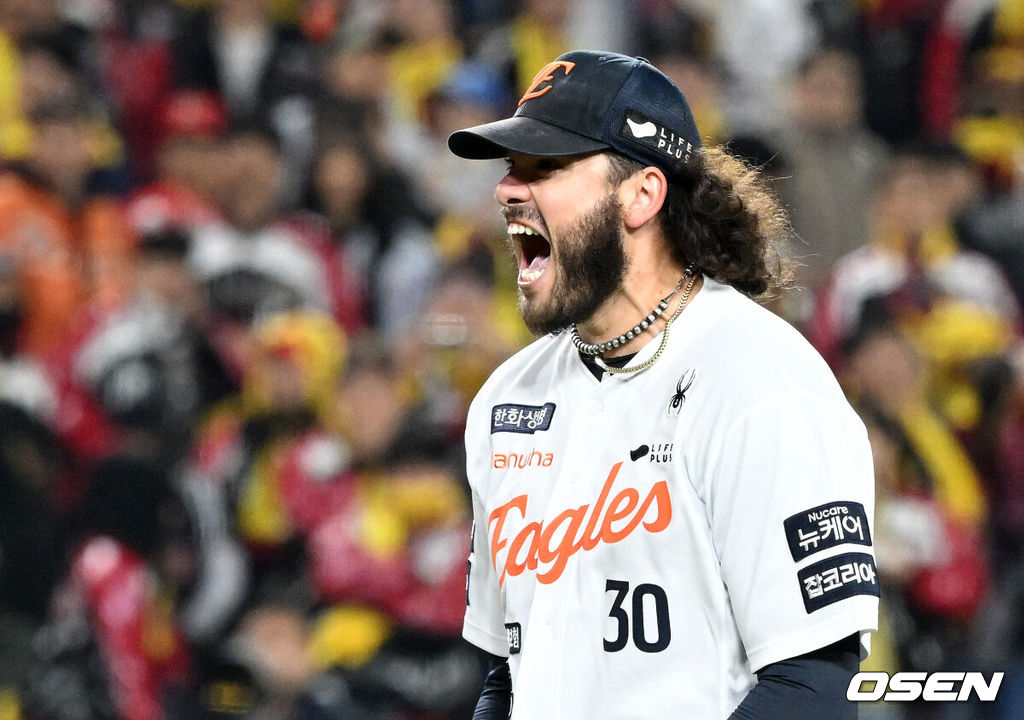 29일 대전 한화생명볼파크에서 2025 신한 SOL Bank KBO리그 포스트시즌 한국시리즈 3차전 한화 이글스와 LG 트윈스의 경기가 열렸다.이날 경기에 한화는 폰세를, LG는 손주영을 선발투수로 내세웠다. 6회말 2사 1,2루에서 한화 폰세가 LG 문보경을 삼진으로 처리하고 환호하고 있다. 2025.10.29 /sunday@osen.co.kr