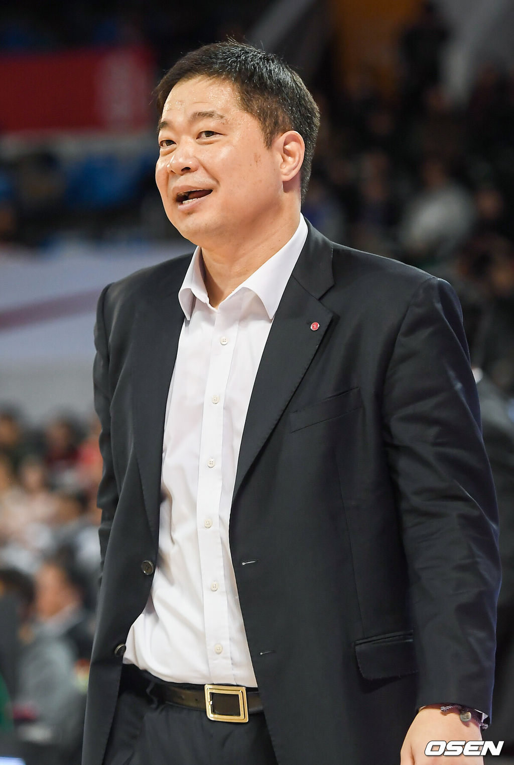 19일 오후 서울 잠실학생체육관에서 2019-2020 프로농구 서울 SK와 창원 LG의 경기가 진행됐다.2쿼터 LG 현주엽 감독이 미소 짓고 있다. /  soul1014@osen.co.kr