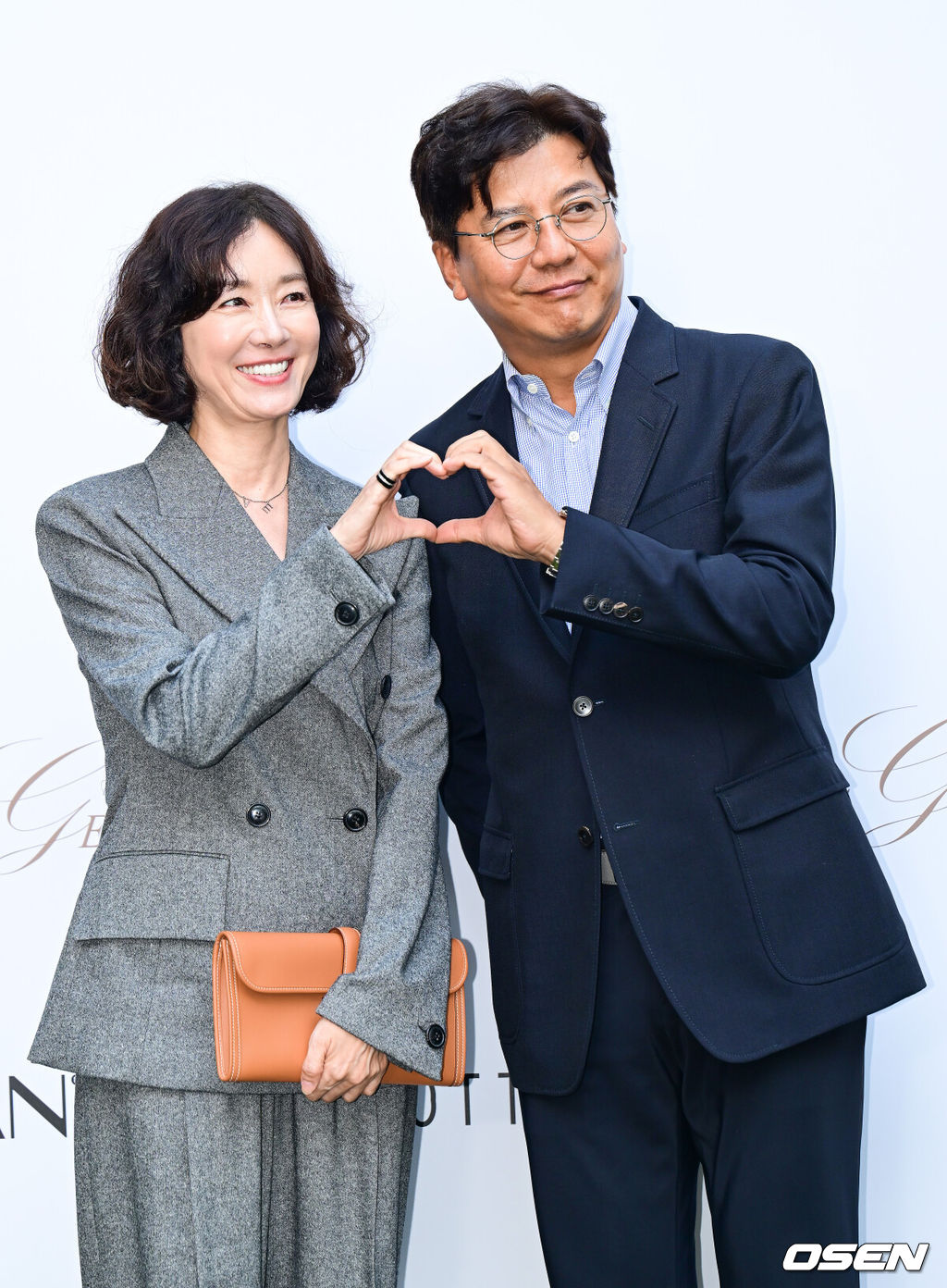 26일 오후 서울 강남구 미스지콜렉션 청담 사옥에서 미스지콜렉션 포토월 행사가 열렸다. 이날 행사에는 제로베이스원 김규빈&성한빈, 차예련&주상욱, 김윤아, 엄지원, 안현모, 고경표, 권상우 등이 참석했다.배우 오연수, 손지창이 포토타임을 갖고 있다. 2024.09.26 / ksl0919@osen.co.kr