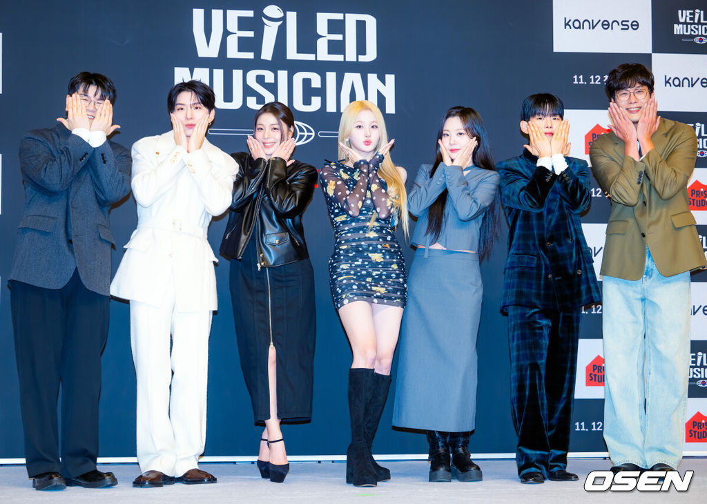 12일 오후 서울 양천구 목동 SBS 방송센터 SBS홀에서 새 예능 '베일드 뮤지션' 제작발표회가 열렸다.이 자리에는 이홍희 PD와 배우 최다니엘, 가수 에일리, 폴킴, 신용재, 몬스타엑스 기현, 볼빨간사춘기(안지영), 키스오브라이프 벨이 참석했다.글로벌 보컬 프로젝트 ‘베일드 뮤지션’은 아시아 9개국에서 동시에 펼쳐지는 초대형 스케일의 오디션이다.배우 최다니엘, 가수 에일리, 폴킴, 신용재, 몬스타엑스 기현, 볼빨간사춘기(안지영), 키스오브라이프 벨이 포토타임을 가지고 있다. 2025.11.12 / rumi@osen.co.kr