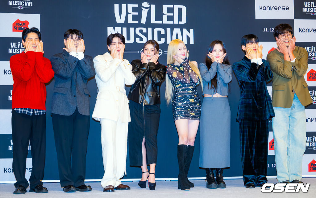12일 오후 서울 양천구 목동 SBS 방송센터 SBS홀에서 새 예능 '베일드 뮤지션' 제작발표회가 열렸다.이 자리에는 이홍희 PD와 배우 최다니엘, 가수 에일리, 폴킴, 신용재, 몬스타엑스 기현, 볼빨간사춘기(안지영), 키스오브라이프 벨이 참석했다.글로벌 보컬 프로젝트 ‘베일드 뮤지션’은 아시아 9개국에서 동시에 펼쳐지는 초대형 스케일의 오디션이다.이홍희 PD와 배우 최다니엘, 가수 에일리, 폴킴, 신용재, 몬스타엑스 기현, 볼빨간사춘기(안지영), 키스오브라이프 벨이 포토타임을 가지고 있다. 2025.11.12 / rumi@osen.co.kr