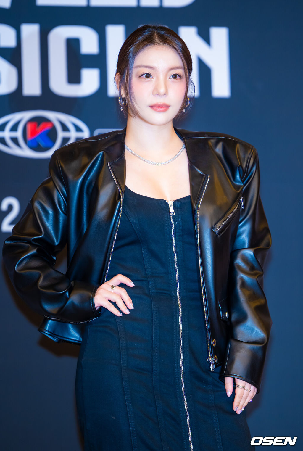 12일 오후 서울 양천구 목동 SBS 방송센터 SBS홀에서 새 예능 '베일드 뮤지션' 제작발표회가 열렸다.이 자리에는 이홍희 PD와 배우 최다니엘, 가수 에일리, 폴킴, 신용재, 몬스타엑스 기현, 볼빨간사춘기(안지영), 키스오브라이프 벨이 참석했다.글로벌 보컬 프로젝트 ‘베일드 뮤지션’은 아시아 9개국에서 동시에 펼쳐지는 초대형 스케일의 오디션이다.가수 에일리가 포토타임을 가지고 있다. 2025.11.12 / rumi@osen.co.kr