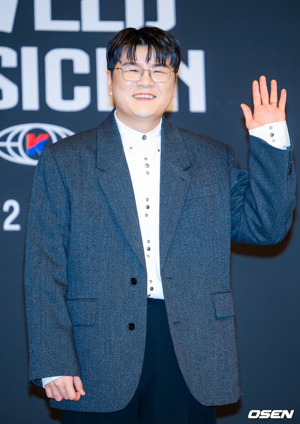 12일 오후 서울 양천구 목동 SBS 방송센터 SBS홀에서 새 예능 '베일드 뮤지션' 제작발표회가 열렸다.이 자리에는 이홍희 PD와 배우 최다니엘, 가수 에일리, 폴킴, 신용재, 몬스타엑스 기현, 볼빨간사춘기(안지영), 키스오브라이프 벨이 참석했다.글로벌 보컬 프로젝트 ‘베일드 뮤지션’은 아시아 9개국에서 동시에 펼쳐지는 초대형 스케일의 오디션이다.가수 신용재가 포토타임을 가지고 있다. 2025.11.12 / rumi@osen.co.kr