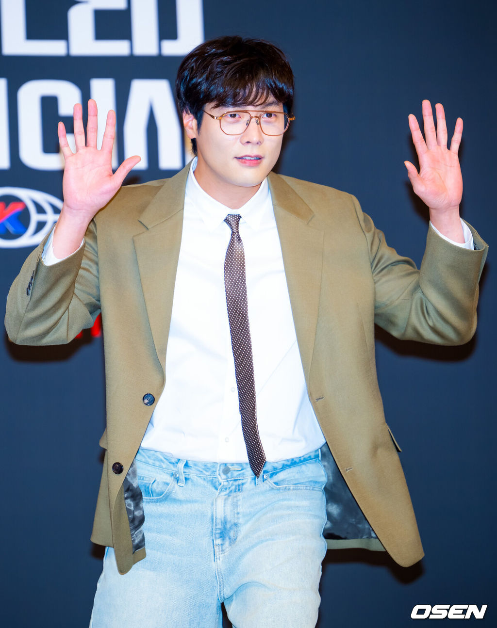 12일 오후 서울 양천구 목동 SBS 방송센터 SBS홀에서 새 예능 '베일드 뮤지션' 제작발표회가 열렸다.이 자리에는 이홍희 PD와 배우 최다니엘, 가수 에일리, 폴킴, 신용재, 몬스타엑스 기현, 볼빨간사춘기(안지영), 키스오브라이프 벨이 참석했다.글로벌 보컬 프로젝트 ‘베일드 뮤지션’은 아시아 9개국에서 동시에 펼쳐지는 초대형 스케일의 오디션이다.배우 최다니엘가 포토타임을 가지고 있다. 2025.11.12 / rumi@osen.co.kr