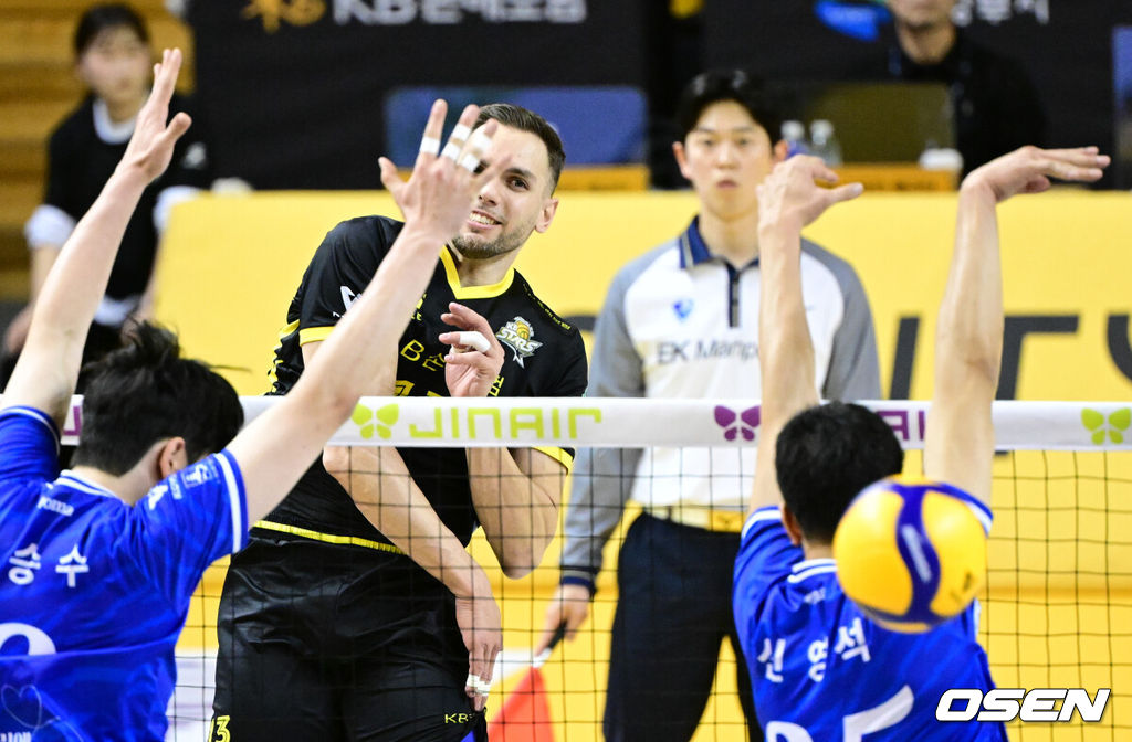 11일 오후 경기도 의정부시 경민대학교 체육관에서 진에어 2025-2026 V-리그’ 남자부 의정부 KB손해보험과 수원 한국전력의 경기가 열렸다. 현재 KB손해보험은(3승 2패)은 승점 10점으로 3위, 한국전력(2승 3패)은 승점 5점으로 6위를 기록 중이다.2세트 KB손해보험 비예나가 공격을 하고 있다. 2025.11.11 /cej@osen.co.kr