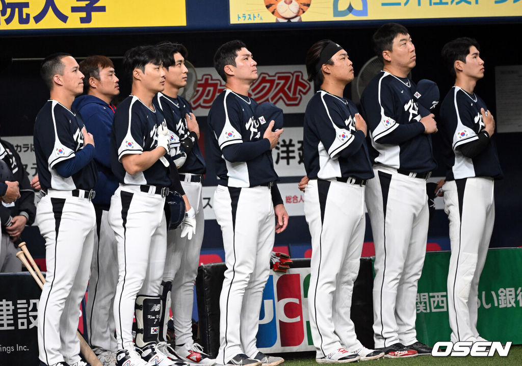 6일 오사카 교세라돔에서 2023 WBC(월드베이스볼클래식) 에 참가한 한국대표팀이 오릭스 버팔로스와 연습경기를 가졌다.한국의 에드먼이 국가가 울리자 예를 표하고 있다.2023.03.06/spjj@osen.co.kr