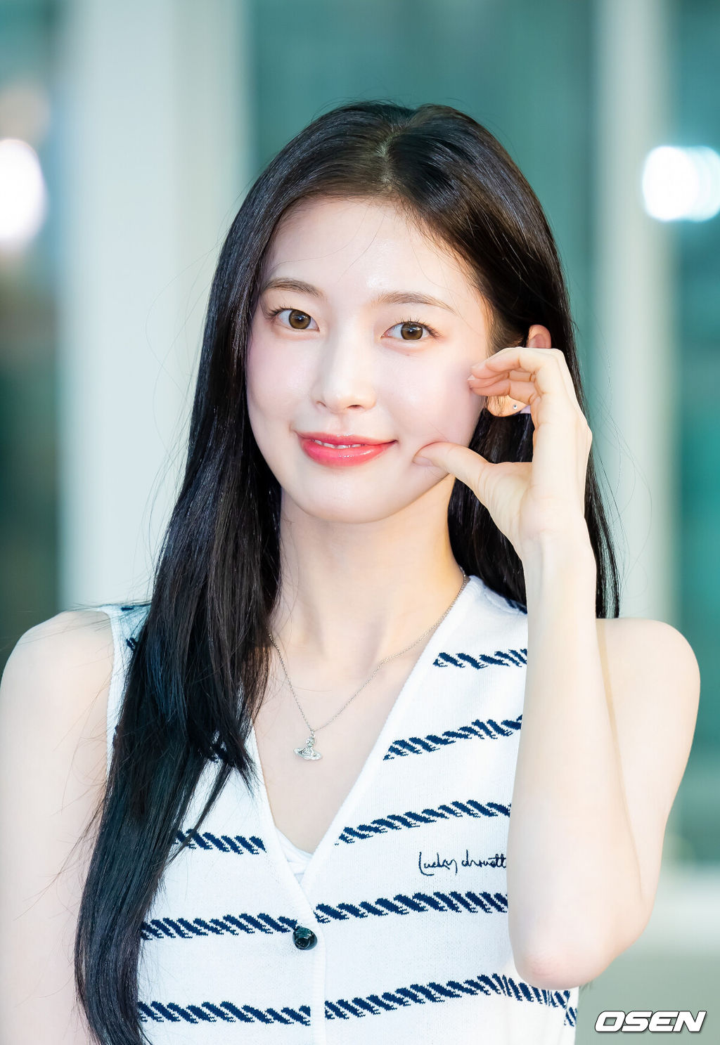 오마이걸 아린이 9일 인천국제공항을 통해 출국했다.오마이걸 아린(OH MY GIRL-Arin)은 이날 웹예능 해외 촬영 차 방콕으로 출국했다.아린이 출국길에 포즈를 취하고 있다. 2025.09.09 / rumi@osen.co.kr