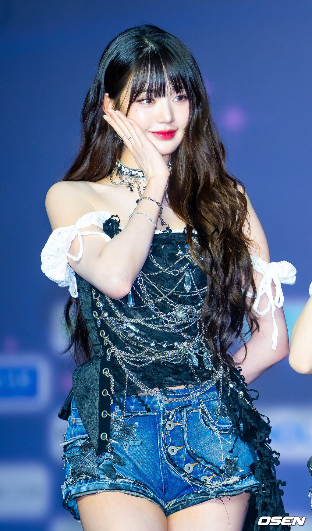 26일 오후 경기도 고양시 일산서구 킨텍스 제1전시장에서 '2025 SBS 가요대전 Summer' 블루카펫 행사가 열렸다.이날 블루카펫에는 아이브(IVE), 있지(ITZY), 엔믹스(NMIXX), 엔시티 127(NCT 127), 엔시티 위시(NCT WISH), 잔나비, 폴킴, 미야오(MEOVV), 이즈나(izna), 싸이커스(xikers), 올데이 프로젝트(ALLDAY PROJECT), 아홉(AHOF), 비:퍼스트(BE:FIRST), 유스피어(USPEER)와 함께 3MC인 NCT 도영, 아이브 유진, 투모로우바이투게더 연준이 참석했다.한편, '2025 SBS 가요대전 Summer'는 26일과 27일 양일간 일산 킨텍스에서 진행된다.아이브 장원영이 입장하며 포즈를 취하고 있다. 2025.07.26 / rumi@osen.co.kr