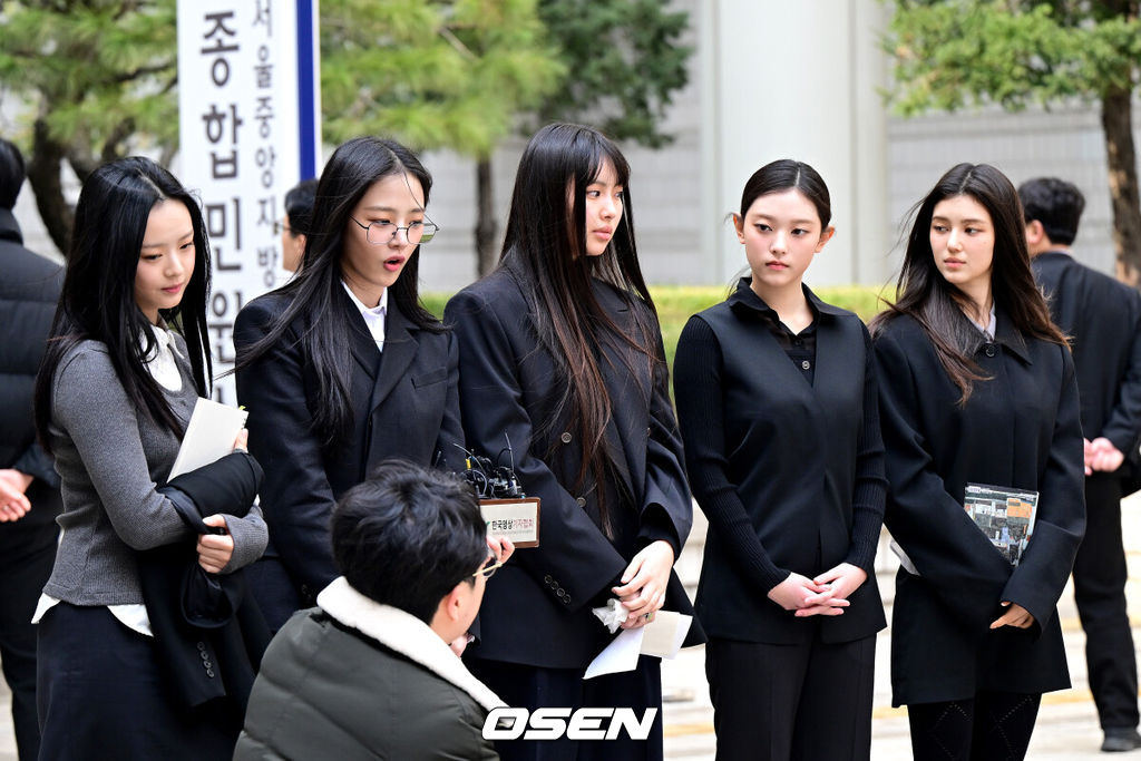 7일 서울 서초동 서울중앙지방법원에서 어도어가 뉴진스(NJZ) 멤버 5명을 상대로 낸 '기획사 지위보전과 광고 계약 체결 금지 가처분' 사건의 첫 심문기일이 진행됐다.이날 뉴진스(NJZ) 멤버 민지, 하니, 다니엘, 해린, 혜인 모두 직접 법원에 출석했다. 뉴진스(NJZ) 멤버 하니, 민지, 혜인, 해린, 다니엘(왼쪽부터)가 법원을 나서며 취재진에게 입장을 전하고 있다. 2025.03.07 / dreamer@osen.co.kr