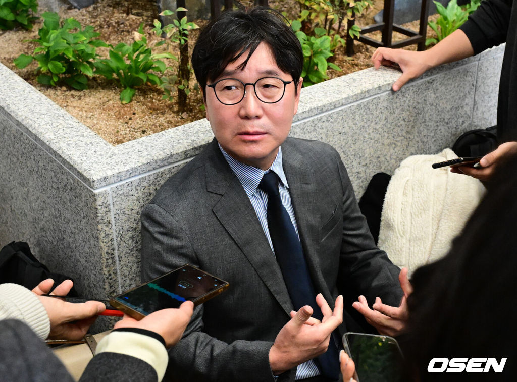 류지현 감독이 이끄는 대한민국 야구 대표팀이 12일 김포국제공항을 통해 일본 도쿄로 출국했다.대표팀은 오는 15~16일 양일에 걸쳐 도쿄돔에서 일본 대표팀과 평가전 2경기를 치른다.류지현 감독이 출국에 앞서 취재진과 인터뷰를 하고 있다. 2025.11.12 /cej@osen.co.kr