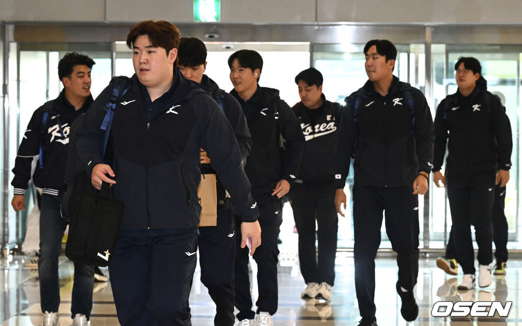 류지현 감독이 이끄는 대한민국 야구 대표팀이 12일 김포국제공항을 통해 일본 도쿄로 출국했다.대표팀은 오는 15~16일 양일에 걸쳐 도쿄돔에서 일본 대표팀과 평가전 2경기를 치른다.이로운을 비롯한 대표팀이 출국장으로 향하고 있다. 2025.11.12 /cej@osen.co.kr