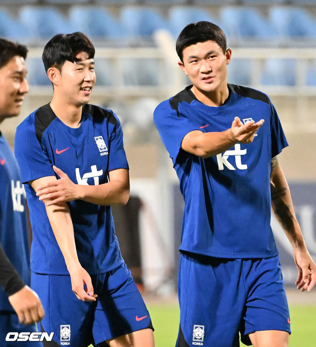 홍명보 감독이 이끄는 대한민국 축구대표팀 이 7일(현지시간) 오만 알 시브 스타디움에서 훈련을 가졌다.대한민국 축구대표팀은 오는 10일 오만과 2026 국제축구연맹(FIFA) 북중미 월드컵 아시아지역 3차 예선 B조 조별리그 2차전을 갖는다.한국 손흥민과 김민재가 즐겁게 얘기를 나누고 있다. 2024.09.07 / rumi@osen.co.kr