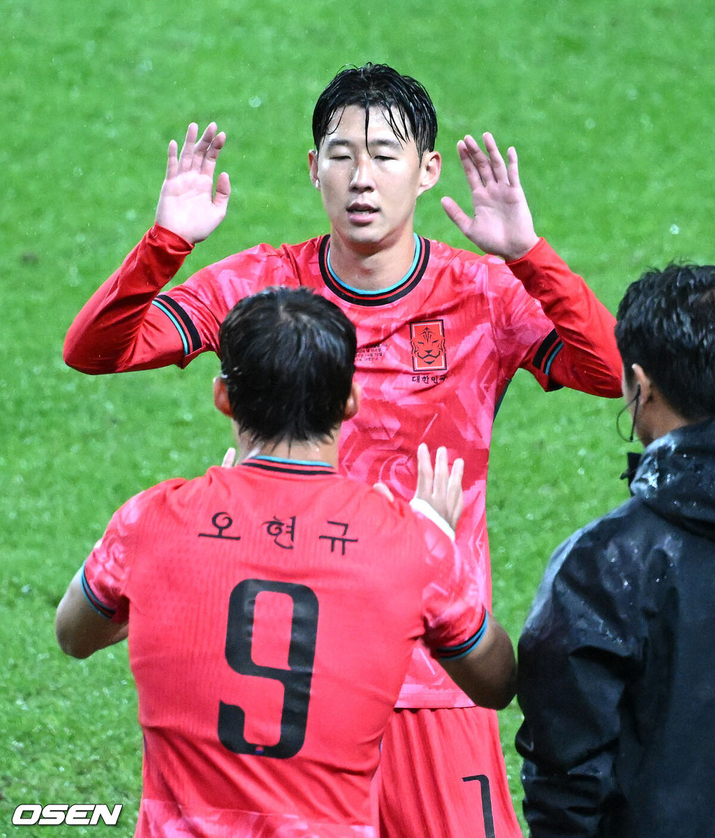 홍명보 감독이 이끄는 대한민국 대표팀은 10일 오후 서울월드컵경기장에서 '세계 최강' 브라질과 A매치 평가전을 가졌다.한국이 브라질을 상대로 마지막으로 웃은 건 1999년 3월 28일이었다. 당시 잠실에서 열린 친선경기에서 김도훈의 결승골로 1-0 승리를 거뒀다. 다만, 그 승리가 마지막이었다. 한국은 브라질을 상대로 1승 1무 8패에 그쳤다. 브라질과의 이번 경기는 단순한 친선전이 아닌, 2026 북중미 월드컵을 향한 본격적인 시험대다. 후반 한국 손흥민이 오현규와 교체되고 있다. 2025.10.10 /sunday@osen.co.kr