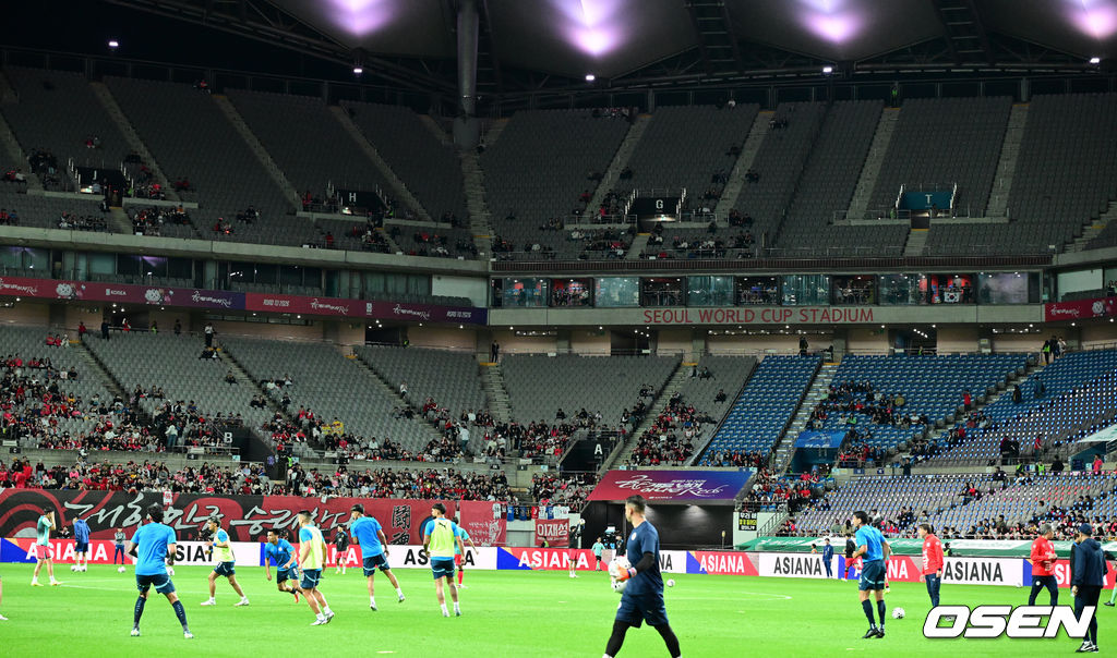 홍명보 감독이 이끄는 대한민국 대표팀과 파라과이의 A매치 평가전이 14일 오후 서울월드컵경기장에서 열렸다.'남미 강호' 파라과이는 지난 10일 일본 원정에서 2-2 무승부를 거두고 온 팀이다. 이번 경기는 홍명보호의 2026 북중미 월드컵 포트 배정을 두고도 중요한 일전이다. 현재 한국은 오스트리아, 호주, 에콰도르와 치열한 포트 2 막차 경쟁을 벌이고 있다.경기 개시 30분 정도 앞둔 시점에 관중석이 절반 가까이 비어 있다. 2025.10.14. /jpnews@osen.co.kr