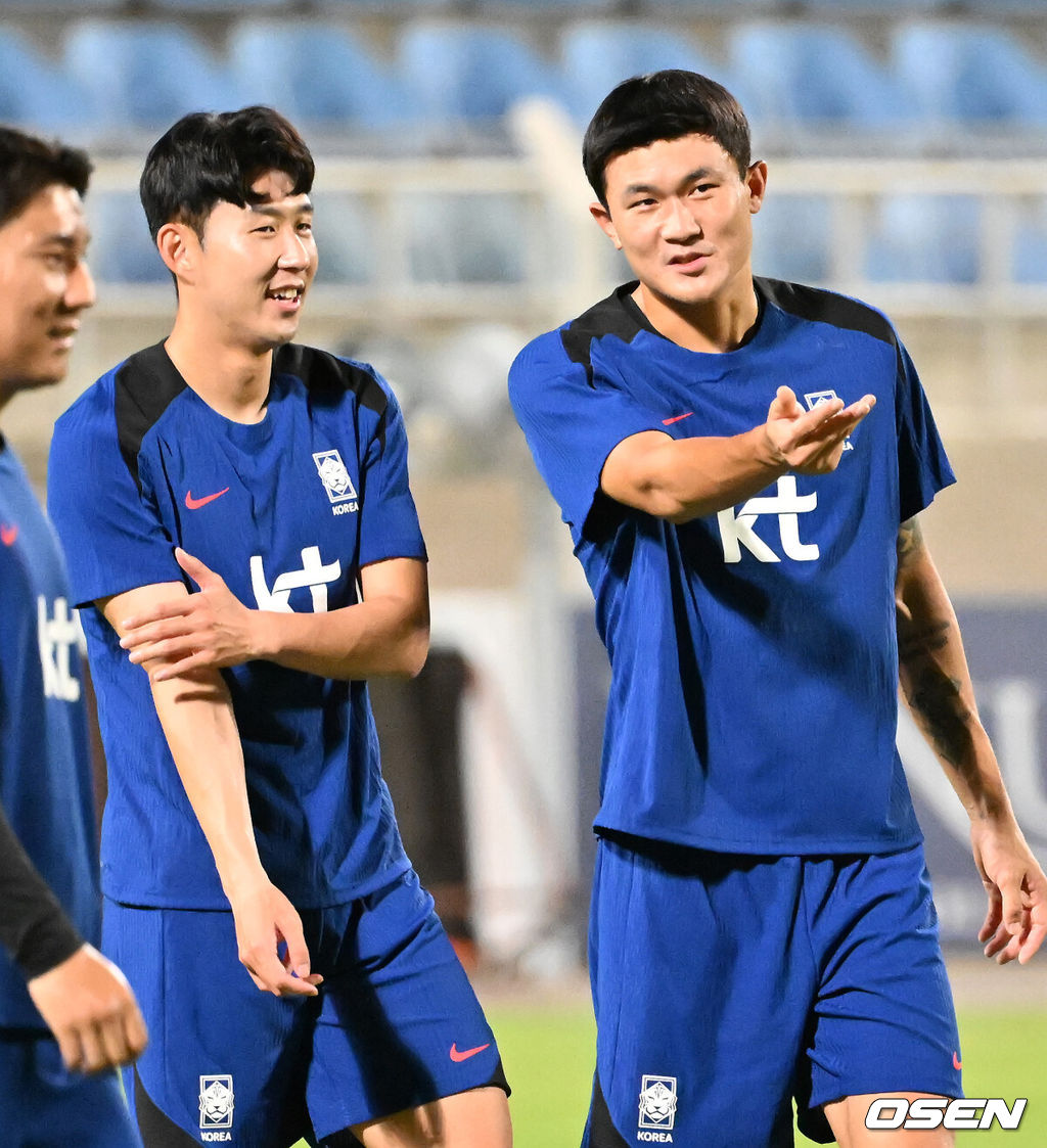 홍명보 감독이 이끄는 대한민국 축구대표팀 이 7일(현지시간) 오만 알 시브 스타디움에서 훈련을 가졌다.대한민국 축구대표팀은 오는 10일 오만과 2026 국제축구연맹(FIFA) 북중미 월드컵 아시아지역 3차 예선 B조 조별리그 2차전을 갖는다.한국 손흥민과 김민재가 즐겁게 얘기를 나누고 있다. 2024.09.07 / rumi@osen.co.kr