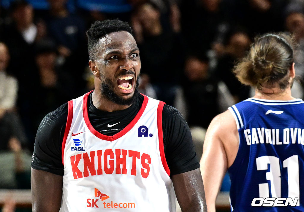 12일 서울 송파구 학생체육관에서 2025-2026 동아시아 슈퍼리그 (EASL) 서울 SK 와 홍콩 이스턴의 경기가 열렸다.SK는 1패를 안고 있고, 홍콩 이스턴은 EASL 시즌 첫 경기다.4쿼터 3점슛을 넣은 SK 자밀 워니가 포효하고 있다. 2025.11.12 /cej@osen.co.kr