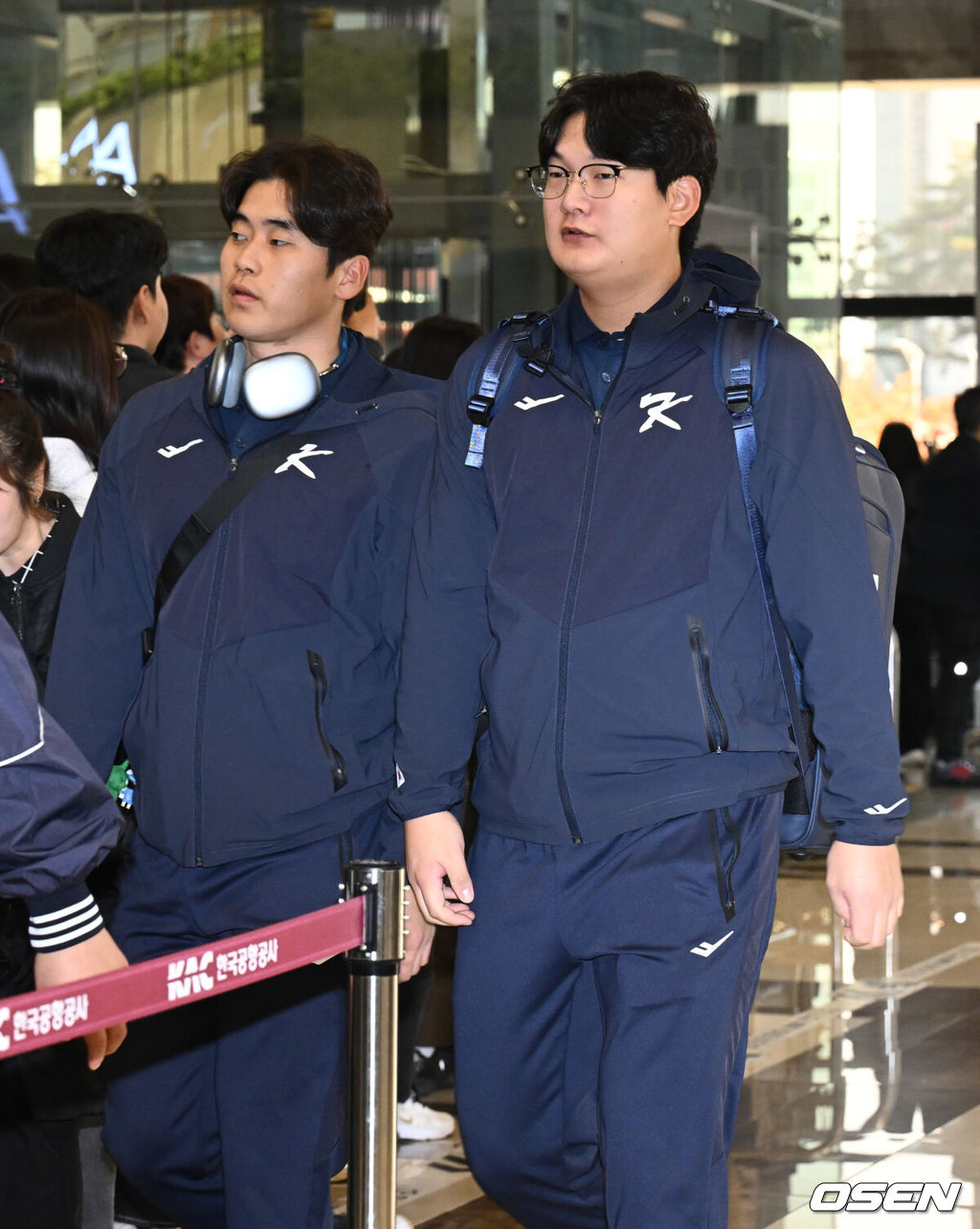 류지현 감독이 이끄는 대한민국 야구 대표팀이 12일 김포국제공항을 통해 일본 도쿄로 출국했다.대표팀은 오는 15~16일 양일에 걸쳐 도쿄돔에서 일본 대표팀과 평가전 2경기를 치른다.박영현, 김서현이 출국장으로 향하고 있다. 2025.11.12 /cej@osen.co.kr