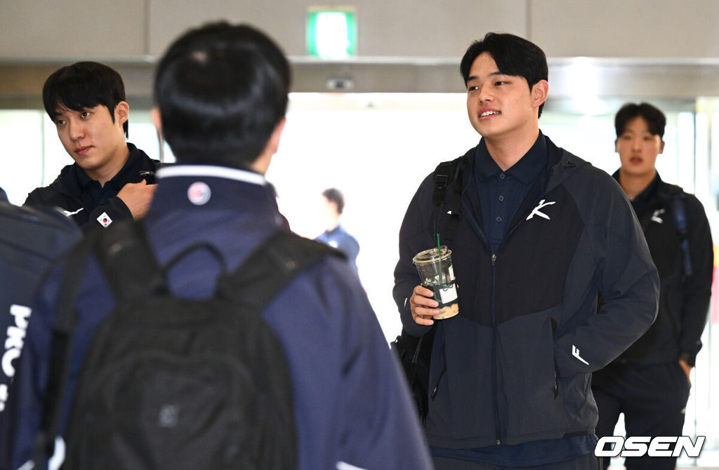 류지현 감독이 이끄는 대한민국 야구 대표팀이 12일 김포국제공항을 통해 일본 도쿄로 출국했다.대표팀은 오는 15~16일 양일에 걸쳐 도쿄돔에서 일본 대표팀과 평가전 2경기를 치른다.원태인, 문동주가 출국장으로 향하고 있다. 2025.11.12 /cej@osen.co.kr