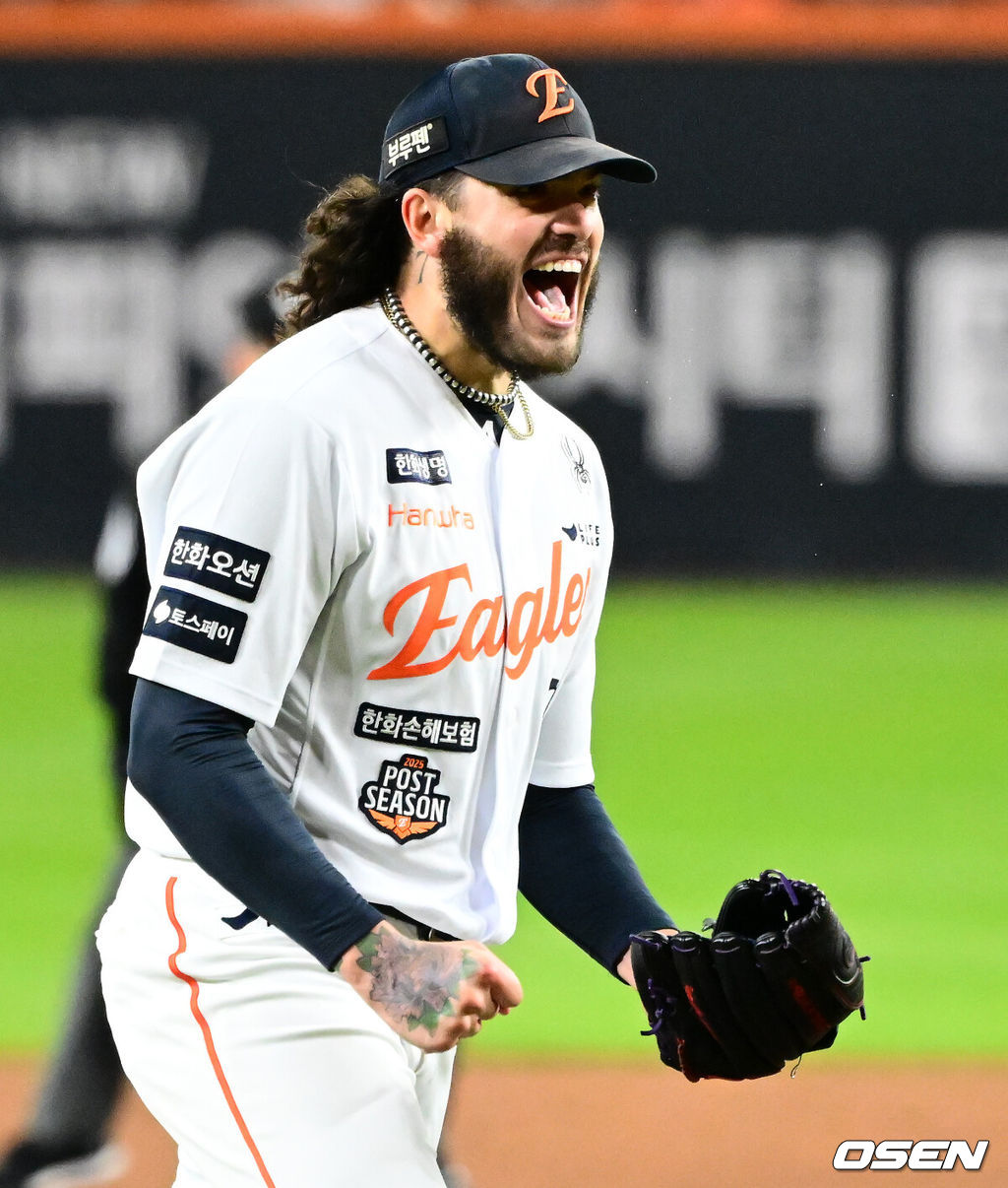 29일 대전시 중구 부사동 대전한화생명볼파크에서 2025 신한 SOL Bank KBO리그 포스트시즌 한국시리즈 3차전 한화 이글스와 LG 트윈스의 경기가 진행됐다.이날 경기에 한화는 폰세를, LG는 손주영을 선발투수로 내세웠다. 6회초 2사 2루에서 한화 폰세가 LG 문보경을 삼진 처리하며 포효하고 있다. 2025.10.29 /jpnews@osen.co.kr