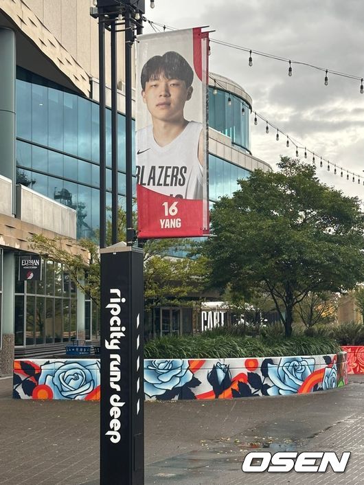 [사진] 모다센터 입구부터 양한센의 사진이 걸려있다