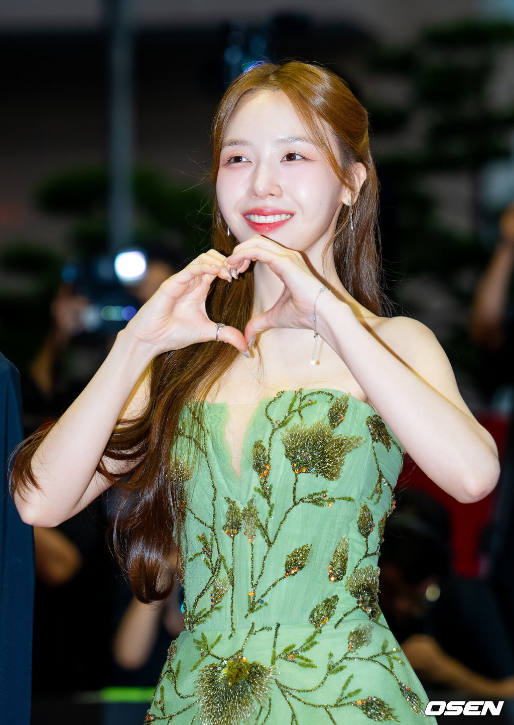 제30회 부산국제영화제(BIFF) 레드카펫 행사가 17일 오후 부산 해운대구 영화의 전당에서 열렸다.올해 개막작은 박찬욱 감독의 ‘어쩔수가없다’이며, 주연배우 이병헌은 개막식 사회까지 본다. 폐막작으로는 경쟁 부문 대상 수상작을 상영한다. 올해 30주년을 맞이한 부산국제영화제는 오는 26일까지 총 64개국 328편의 작품을 만날수 있다.배우 방민아가 레드카펫을 밟으며 포즈를 취하고 있다. 2024.09.17 / rumi@osen.co.kr